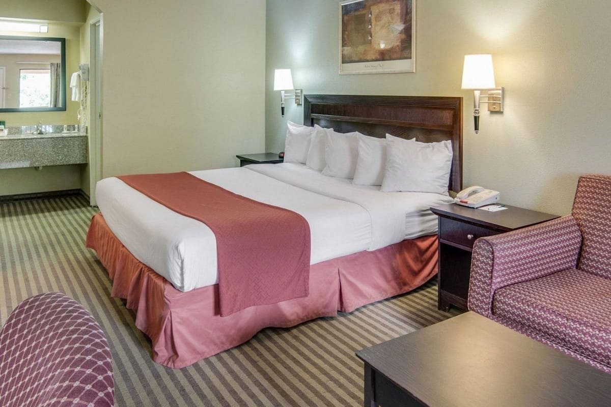 Tabla de planchar con plancha, wifi gratis, ropa de cama y despertador