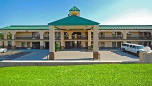 A hotel with a central pavilion, multiple balconies, and a parking area. - Quality Inn Mt. Pleasant (Mount Pleasant)