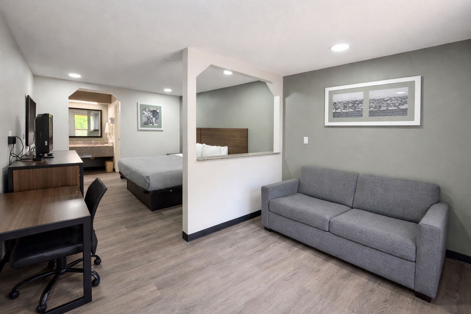 Tabla de planchar con plancha, wifi gratis, ropa de cama y despertador 