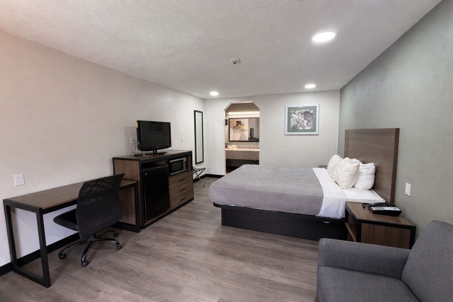 Tabla de planchar con plancha, wifi gratis, ropa de cama y despertador 