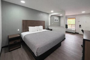 Iron/ironing board, free WiFi, bed sheets, alarm clocks - Quality Inn Mt. Pleasant (Mount Pleasant)