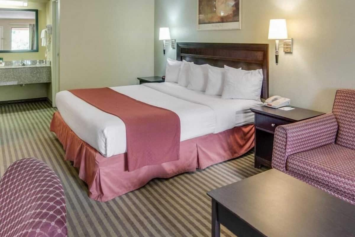 Tabla de planchar con plancha, wifi gratis, ropa de cama y despertador