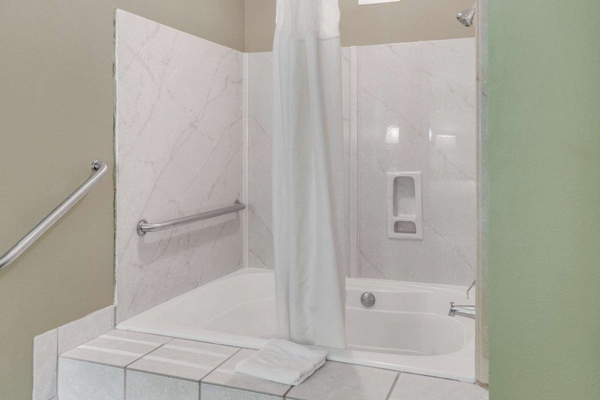 Camera, 1 letto king, non fumatori | Ferro/asse da stiro, Wi-Fi gratuito, lenzuola, orologio con sveglia