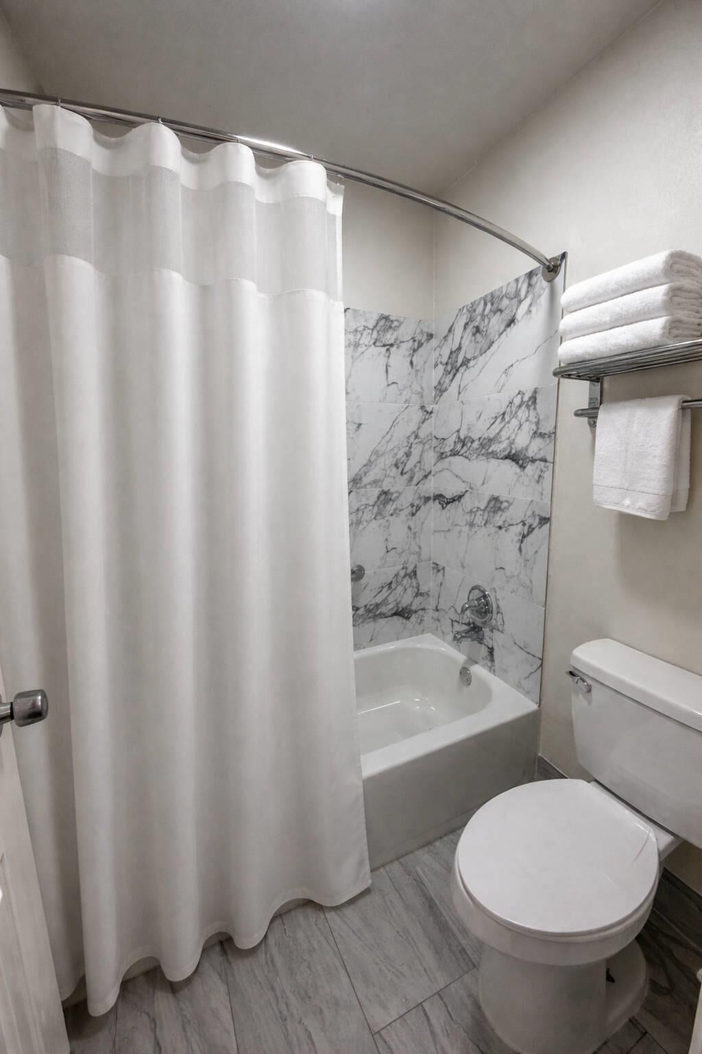 Fer et planche à repasser, Wi-Fi gratuit, draps fournis, réveils