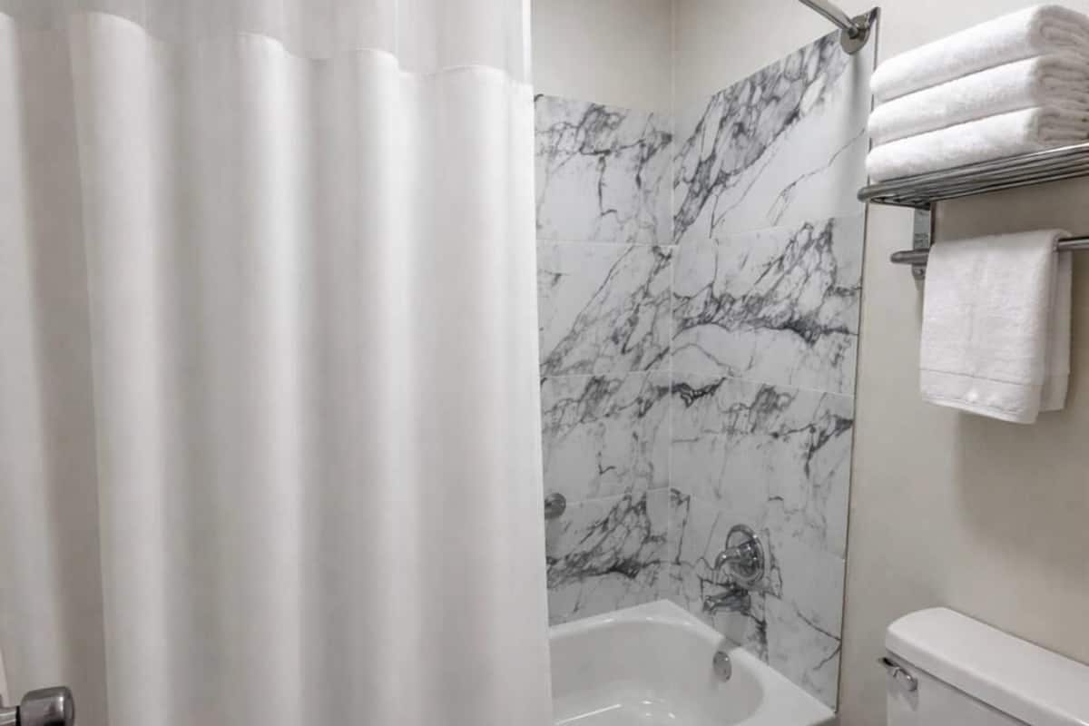 Fer et planche à repasser, Wi-Fi gratuit, draps fournis, réveils