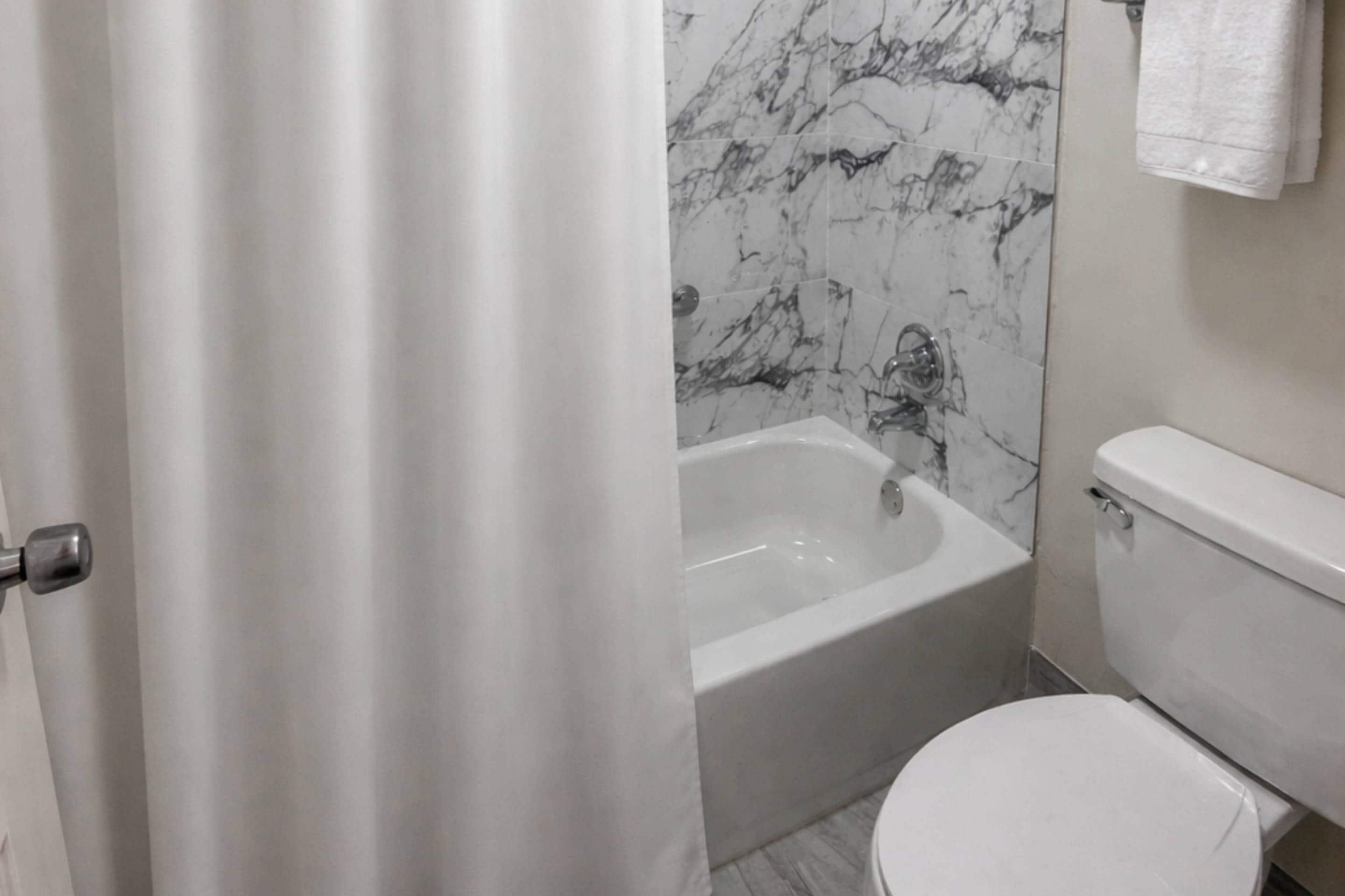 Setrika/meja setrika, Wi-Fi gratis, seprai linen, dan jam alarm