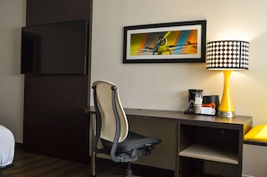 Desk, laptop workspace, blackout curtains, iron/ironing board - Hollywood Hotel Fort Lauderdale Airport/Cruise Port (Hollywood)