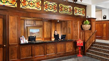 Quầy tiếp tân