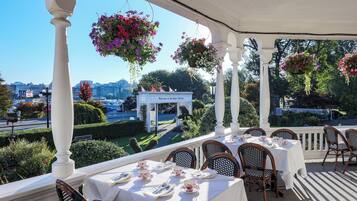 2 restaurants, breakfast, lunch served; local cuisine