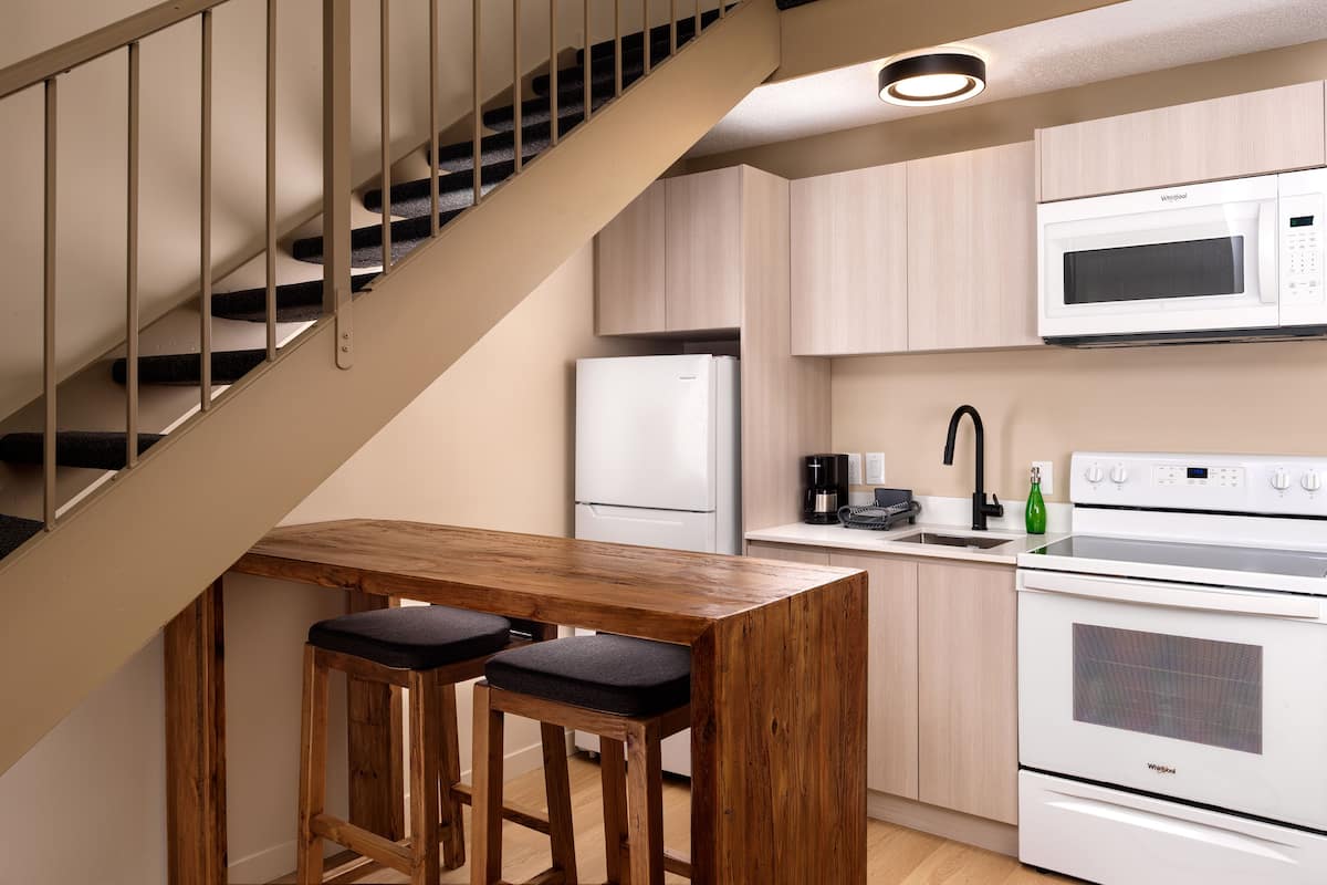 Fridge, espresso maker, coffee/tea maker, electric kettle