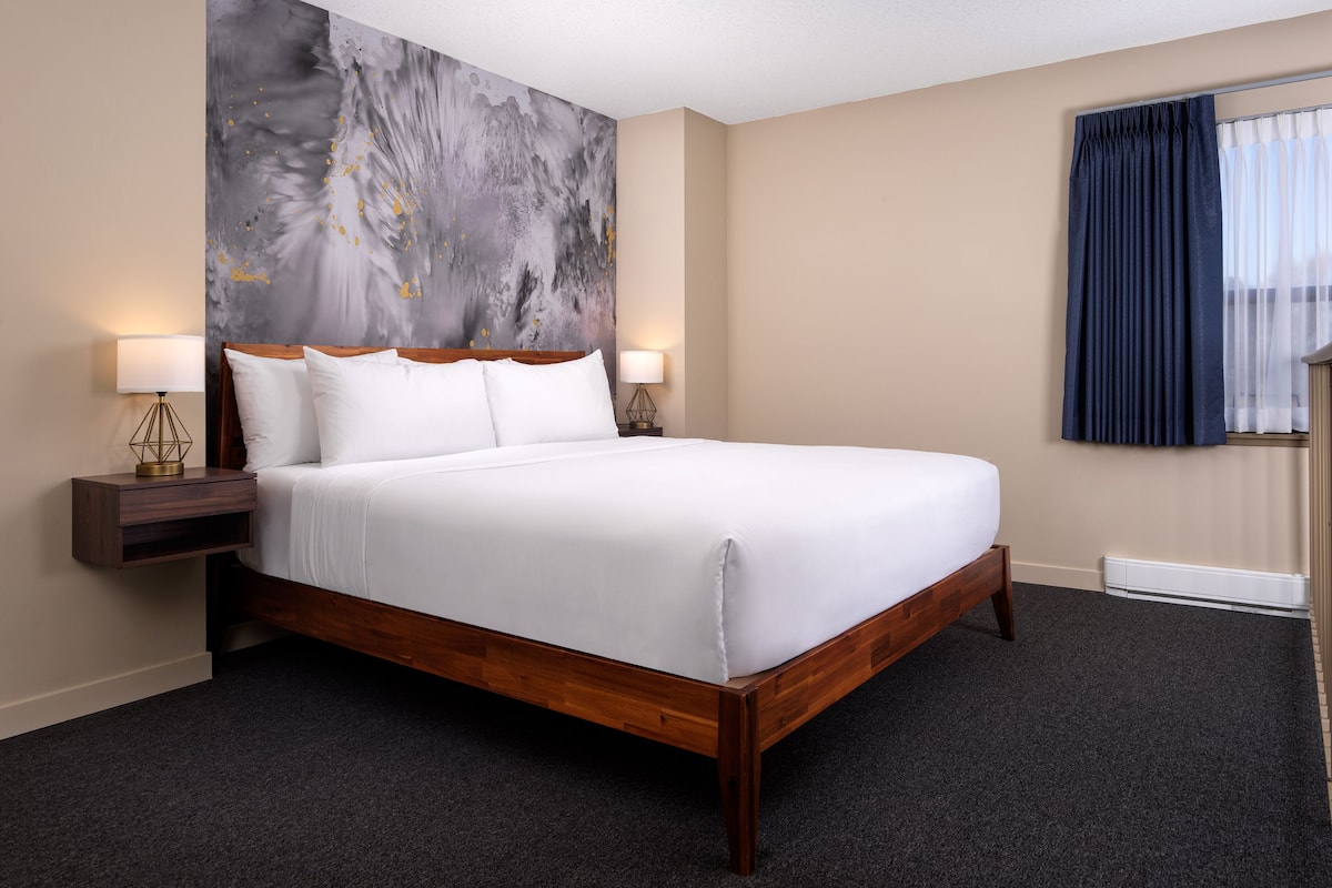 Cambridge Loft | 1 bedroom, in-room safe, desk, laptop workspace