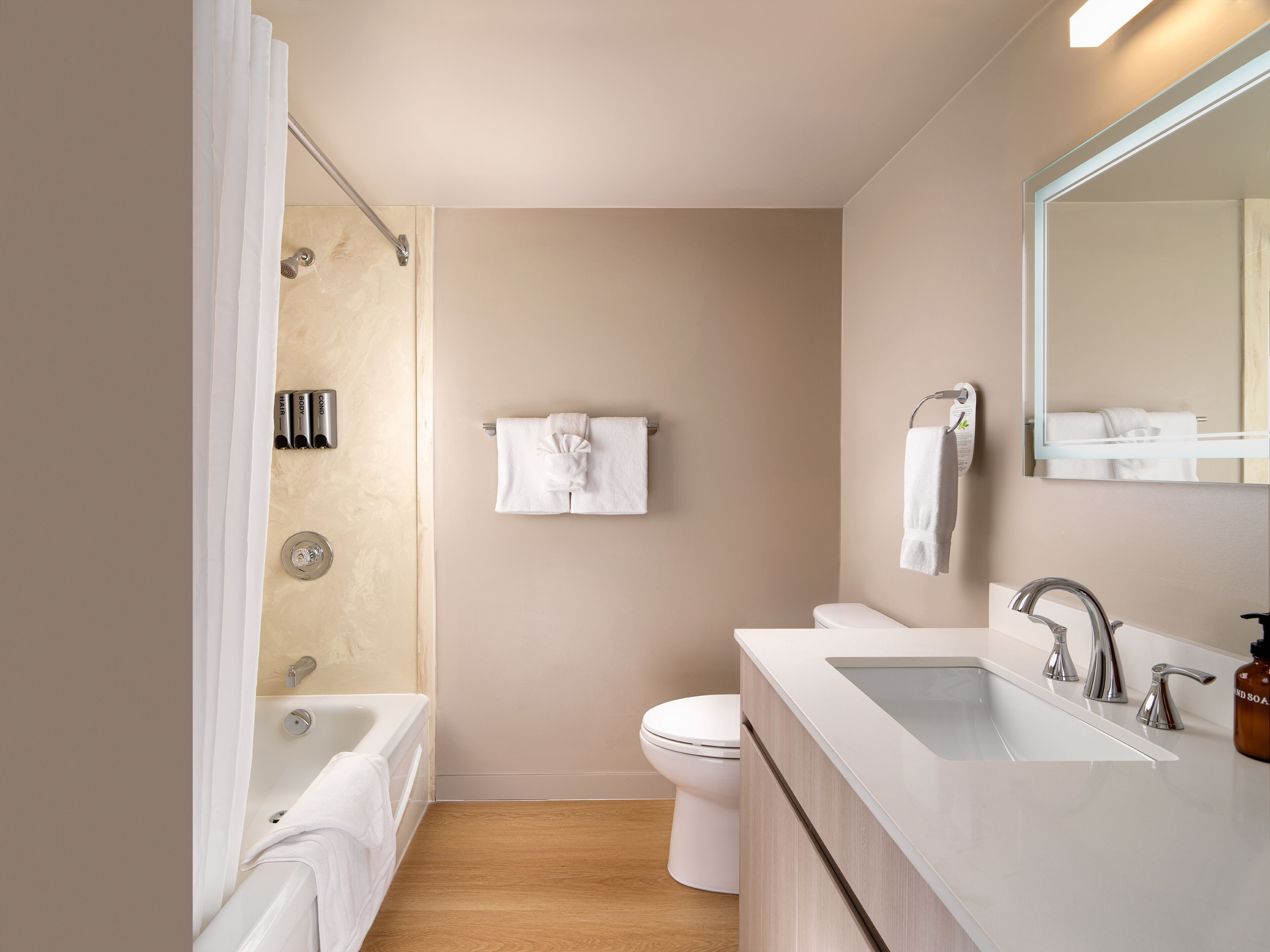 combined shower/bathtub, eco-friendly toiletries, hair dryer, towels