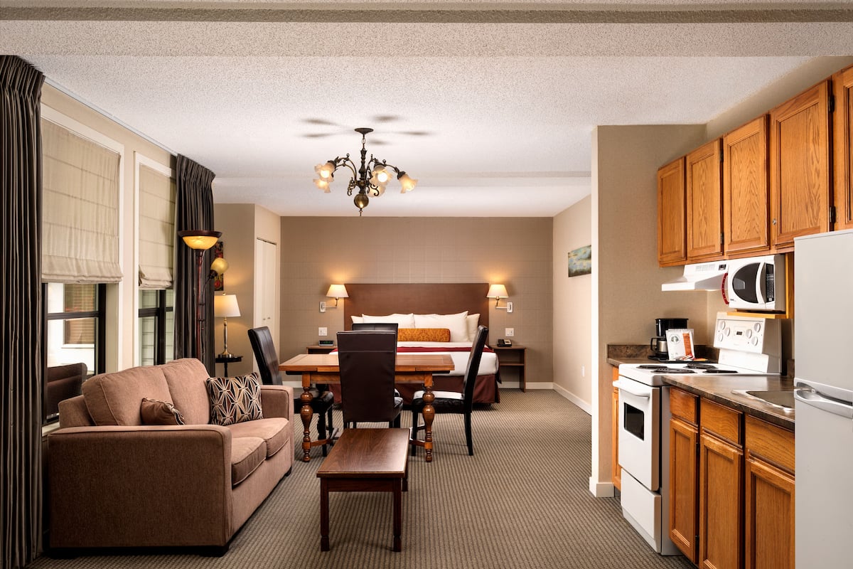 Room | 1 bedroom, in-room safe, desk, laptop workspace