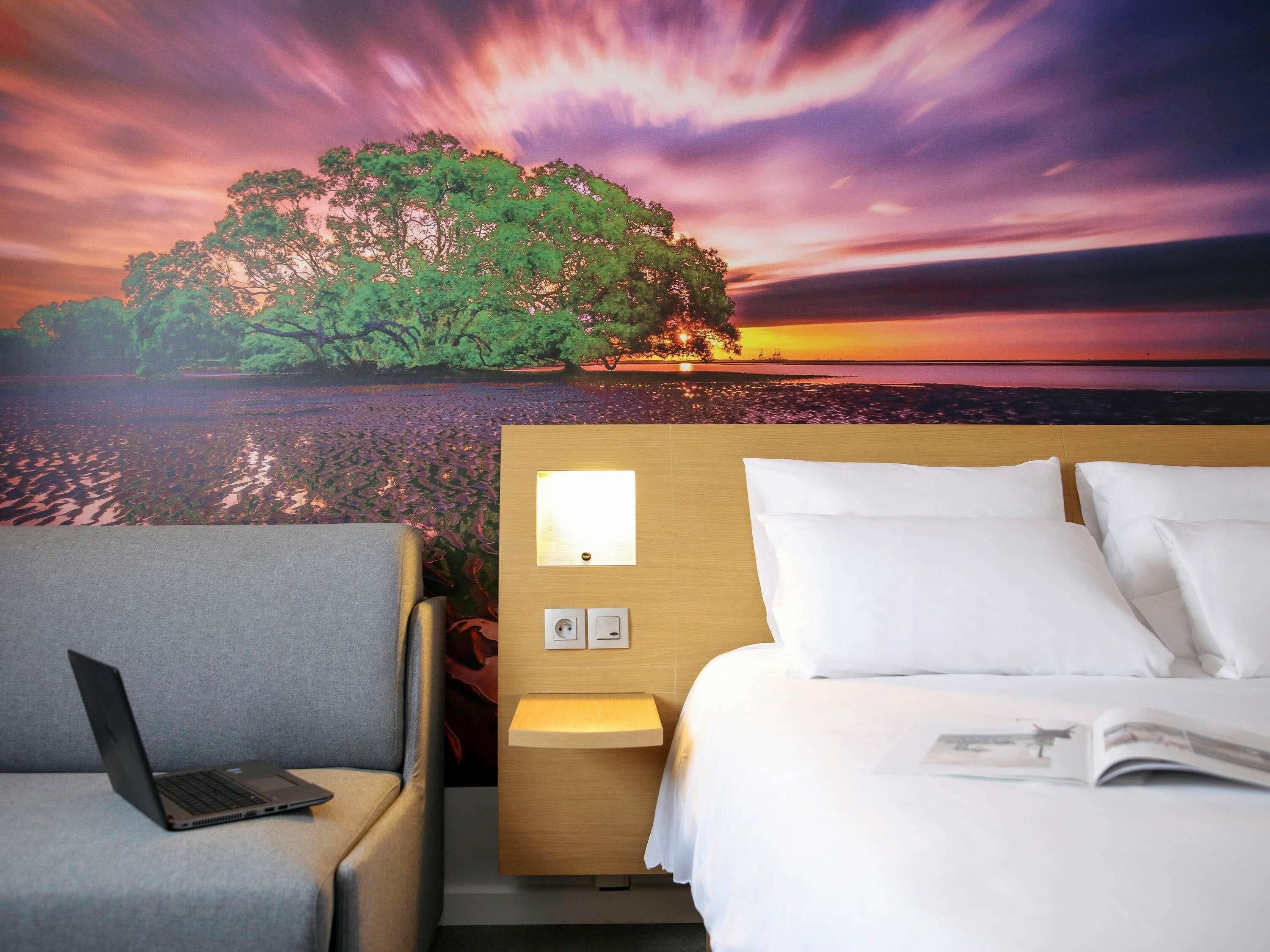 خزنة داخل الغرفة ومكتب ومساحة عمل للكمبيوتر المحمول وستائر تعتيم