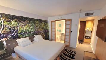 Standard Room, 1 Double Bed | In-room safe, desk, laptop workspace, blackout curtains