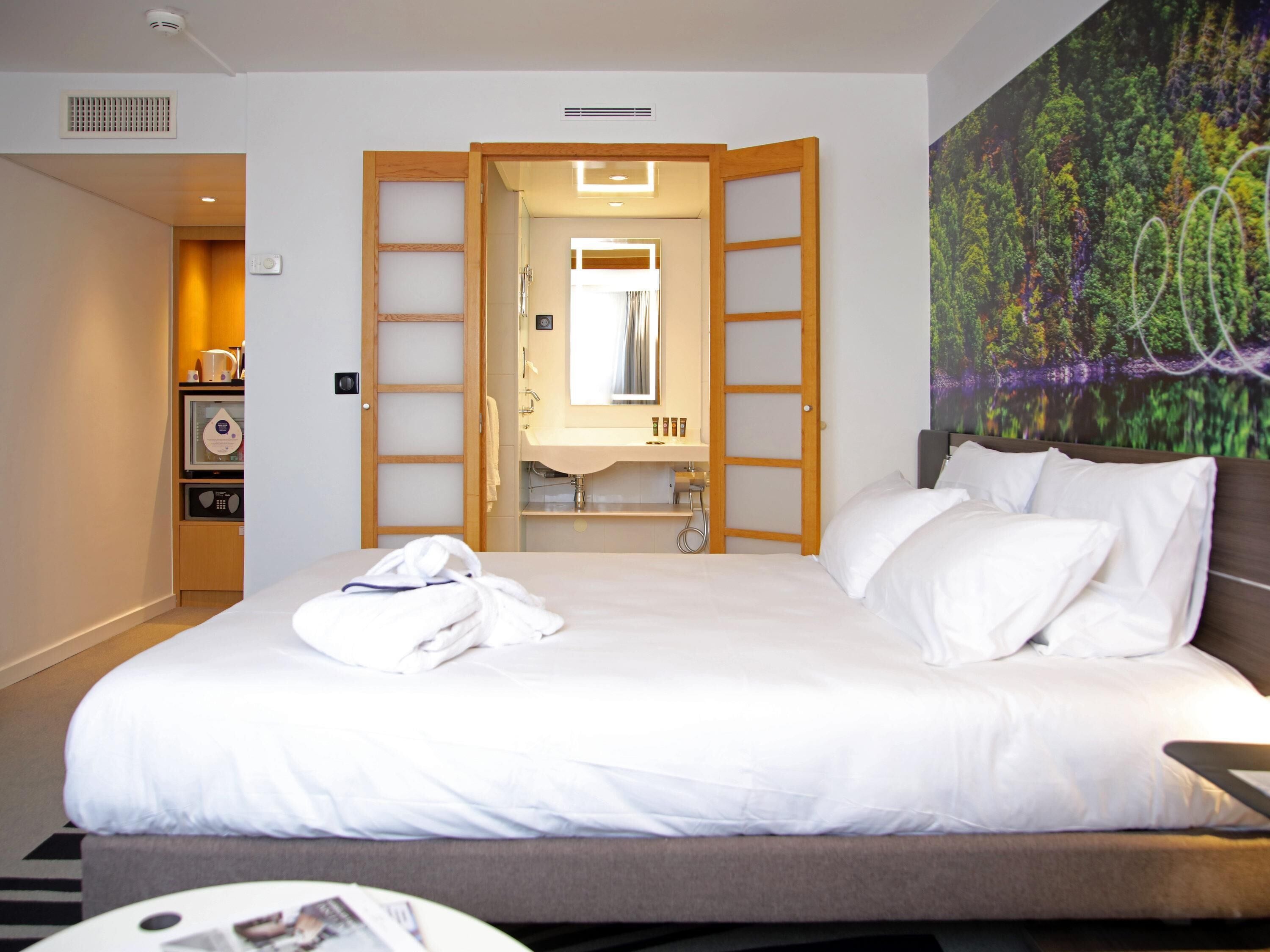 خزنة داخل الغرفة ومكتب ومساحة عمل للكمبيوتر المحمول وستائر تعتيم