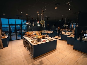 Tägliches Frühstücksbuffet (19.5 EUR pro Person)