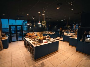 Tägliches Frühstücksbuffet (18.50 EUR pro Person)