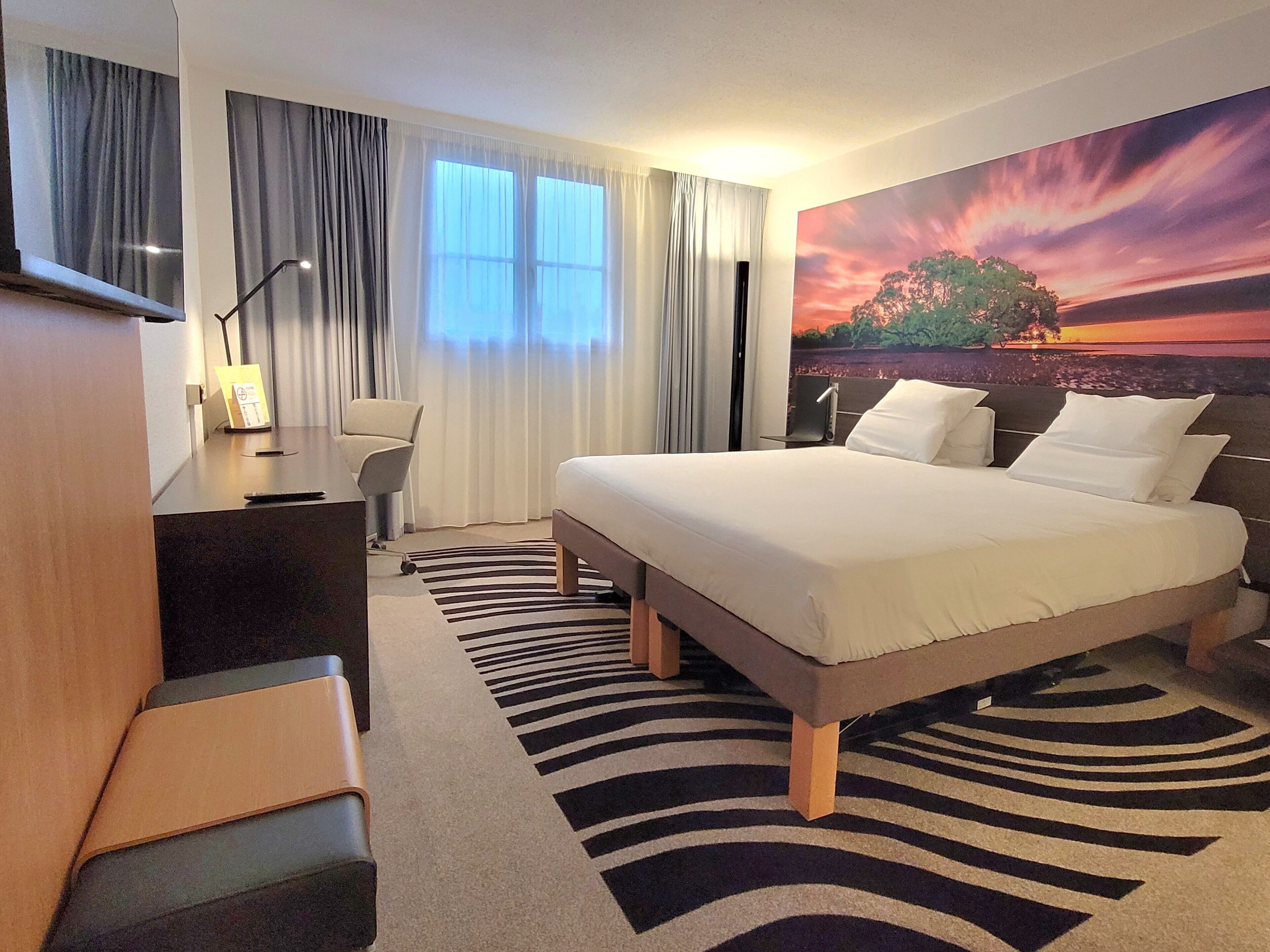 标准房, 1 张双人床 | 客房内保险箱、办公桌、笔记本电脑工作区、遮光窗帘