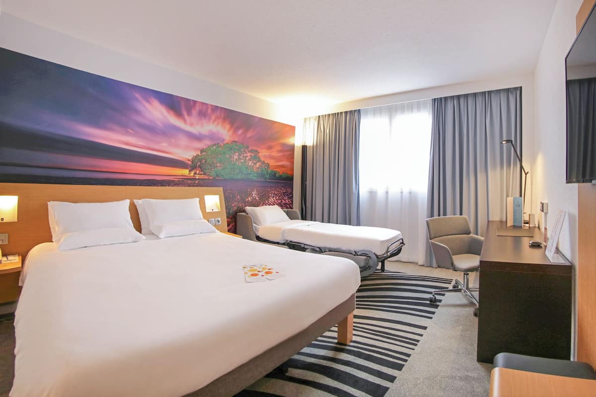 Camera Standard, letti multipli | Cassaforte in camera, una scrivania, postazione laptop, tende oscuranti