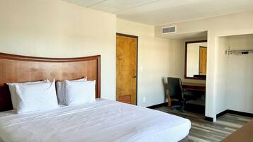 Executive Suite, Kitchenette | Hypo-allergenic bedding, desk, laptop workspace, blackout drapes