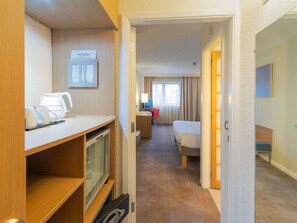 Minibar, in-room safe, desk, laptop workspace - Novotel Southampton (Southampton)
