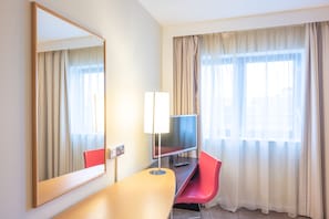 Standardrum - 1 queensize-säng med bäddsoffa | Minibar, värdeförvaringsskåp på rummet och skrivbord