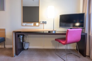 Standard Room, 1 Queen Bed with Sofa bed | Minibar, in-room safe, desk, laptop workspace - Novotel Southampton (Southampton)