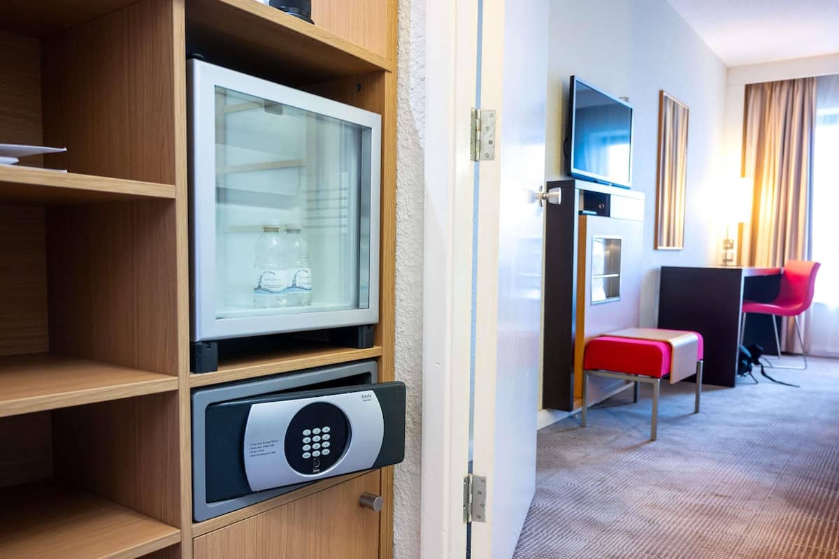 Minibar, värdeförvaringsskåp på rummet och skrivbord
