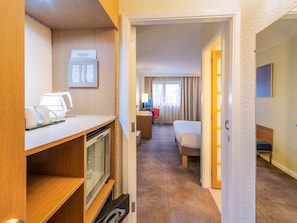 Standardzimmer, 1 Queen-Bett und Schlafsofa | Minibar, Zimmersafe, Schreibtisch, laptopgeeigneter Arbeitsplatz