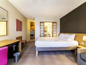 Superior-Zimmer, 1Â Queen-Bett und Schlafsofa | Minibar, Zimmersafe, Schreibtisch, laptopgeeigneter Arbeitsplatz