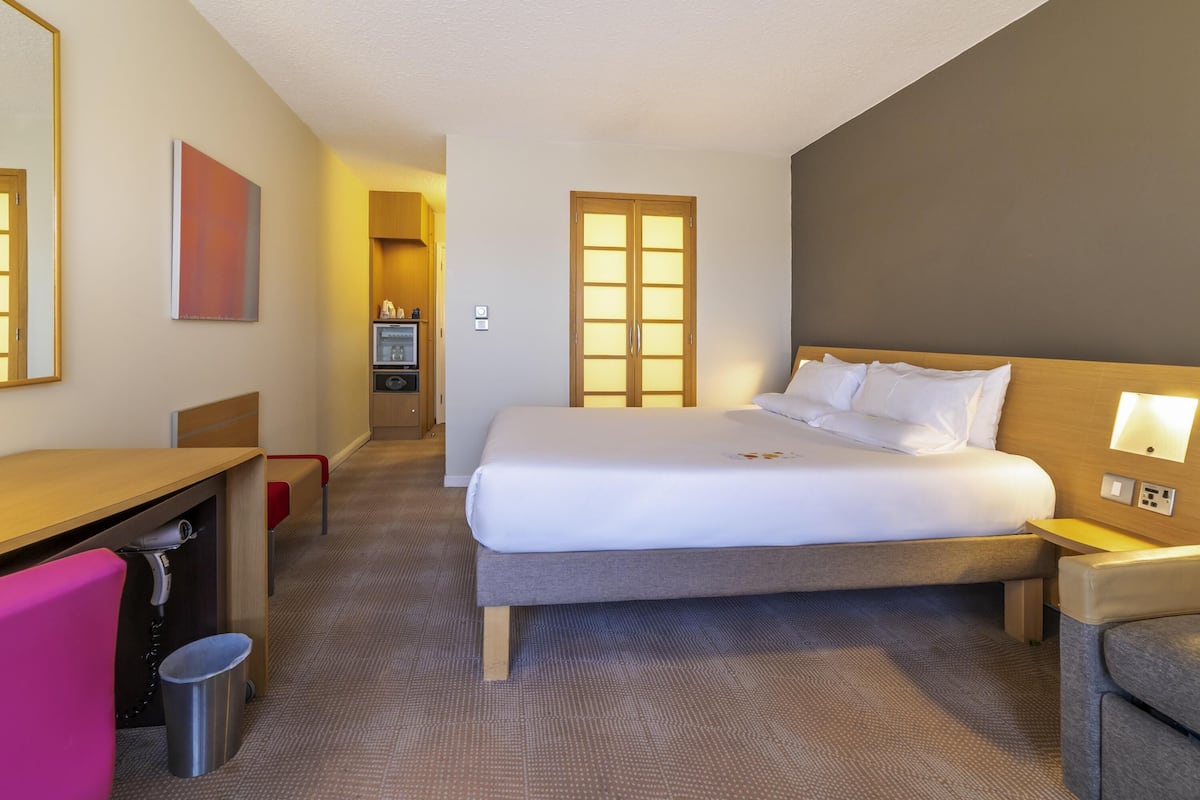 Minibar, in-room safe, desk, laptop workspace