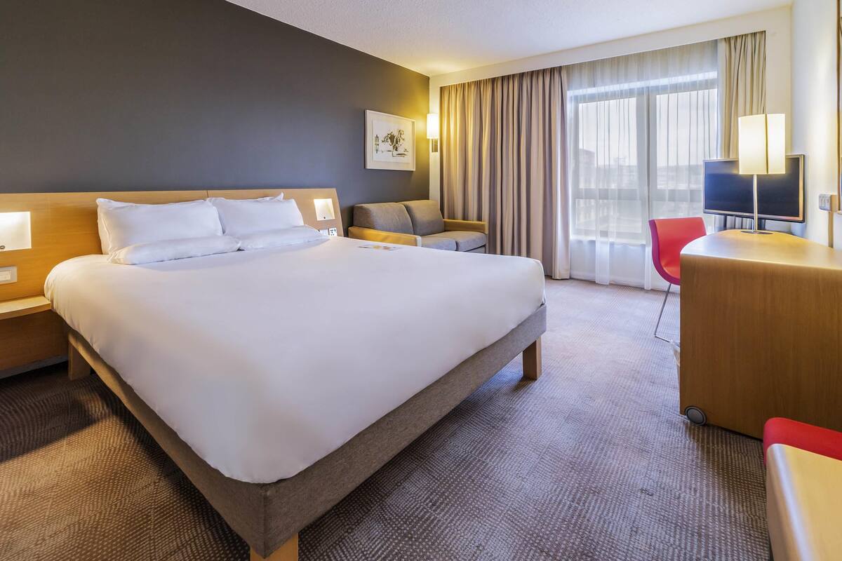 Superior kamer, 1 queensize bed met slaapbank | Een minibar, een kluis op de kamer, een bureau, een laptopwerkplek
