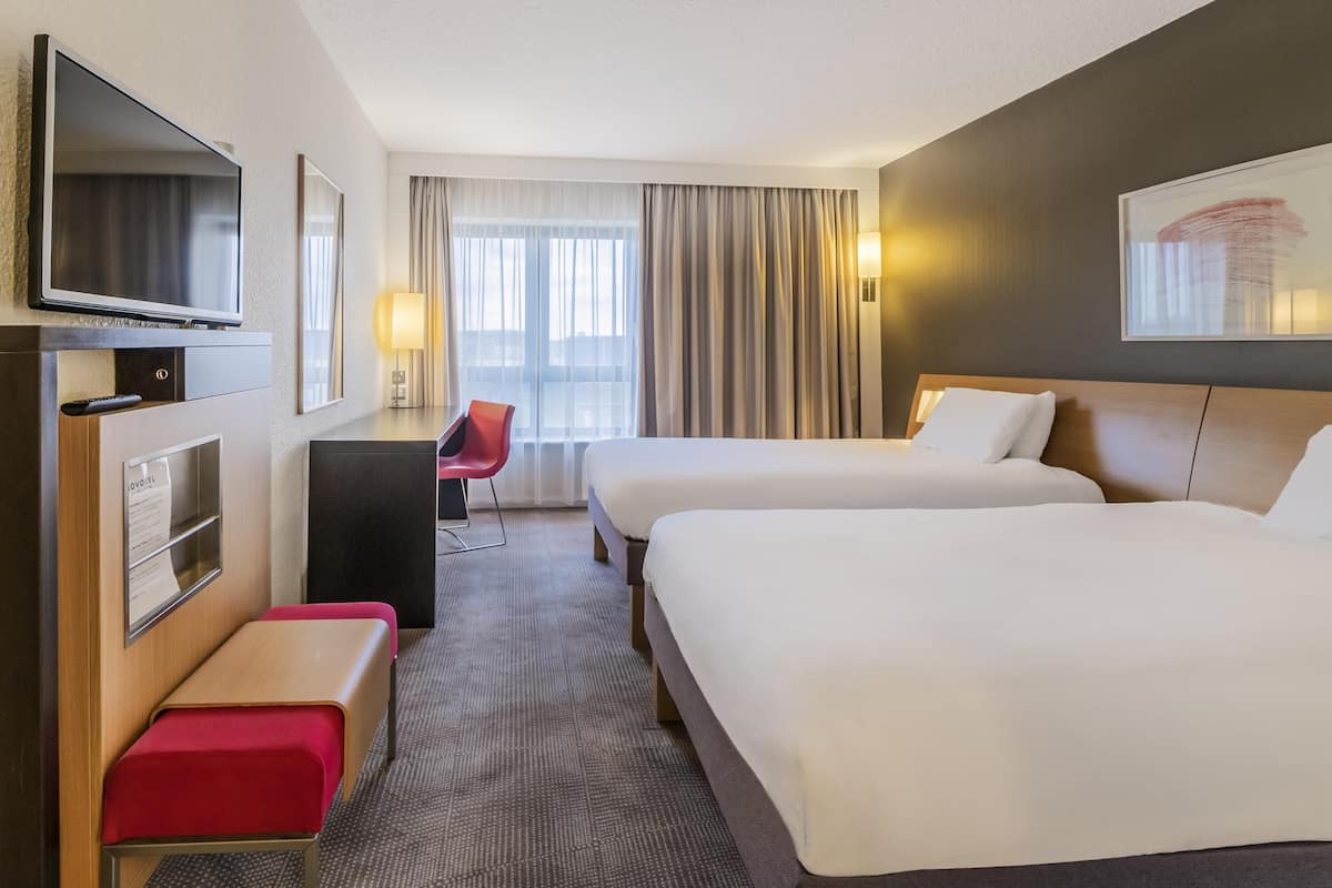 Standaard kamer, 2 eenpersoonsbedden | Een minibar, een kluis op de kamer, een bureau, een laptopwerkplek