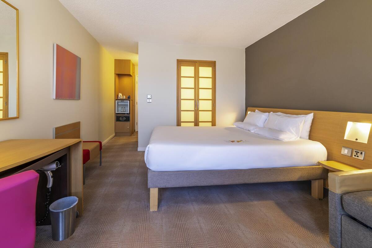 Superior Room, 1 Queen Bed with Sofa bed | Minibar, in-room safe, desk, laptop workspace