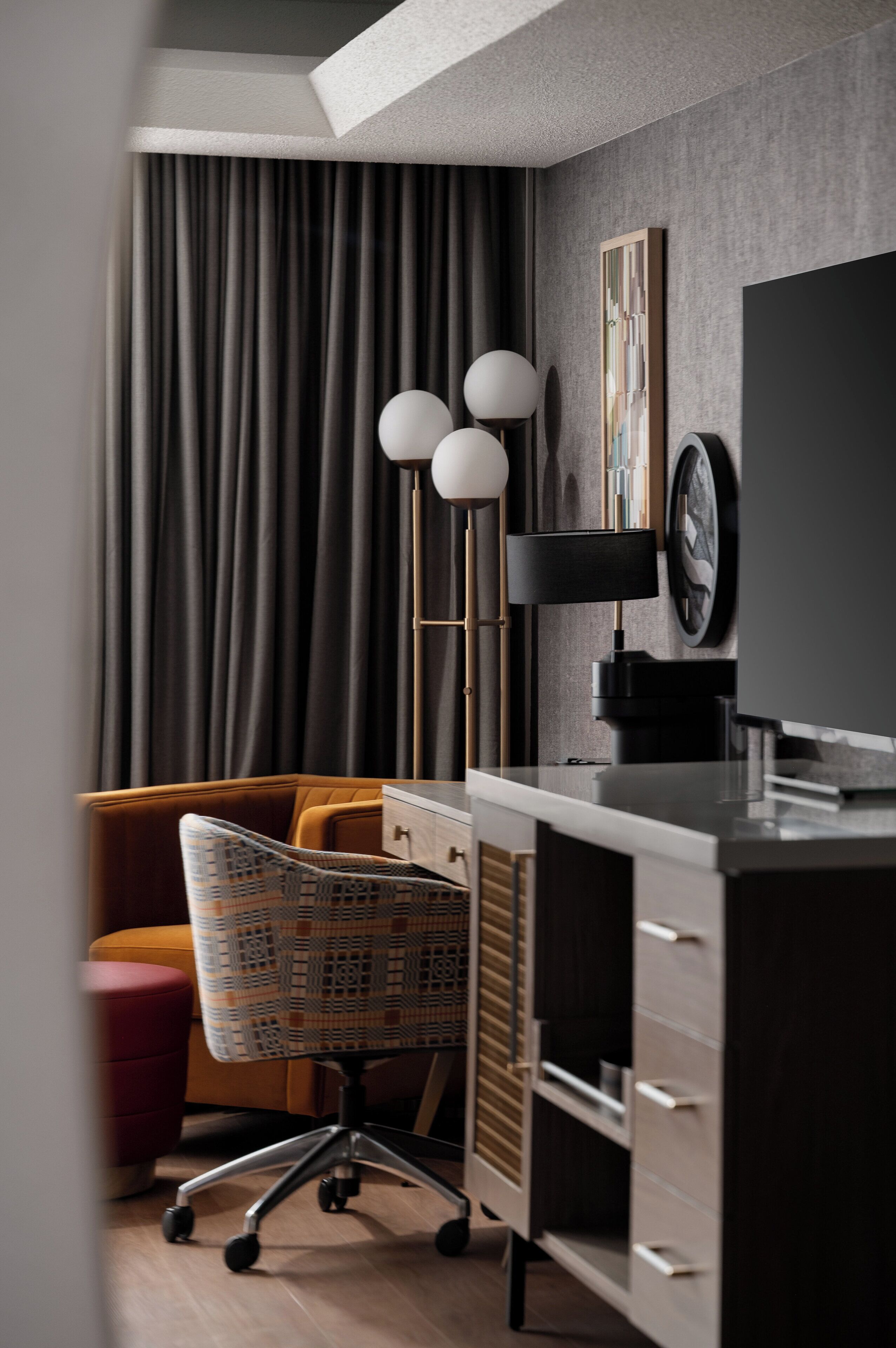 办公桌、笔记本电脑工作区、遮光窗帘、熨斗/熨衣板