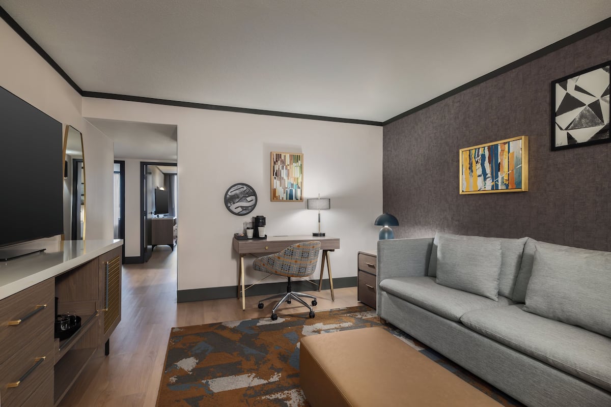 Suite, 2 Bedrooms | Living area