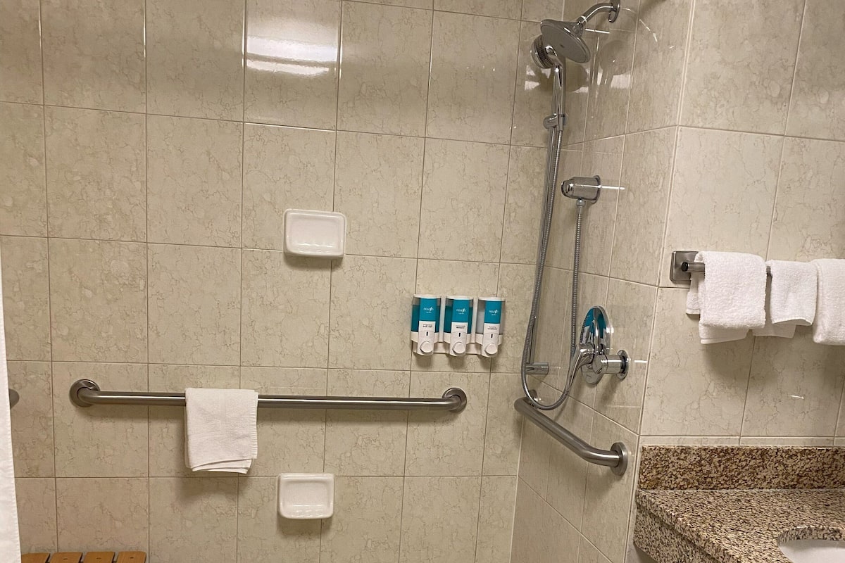 1 sovrum, skrivbord, arbetsyta för laptop och mörkläggningsgardiner