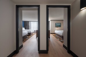 Premium bedding, desk, laptop workspace, blackout drapes - Hotel Indigo Detroit North – Troy by IHG (Troy)