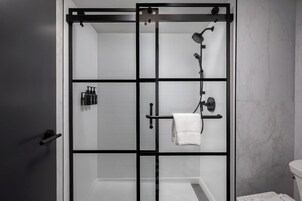 Artículos de tocador gratuitos, secador de pelo, bidet, toallas