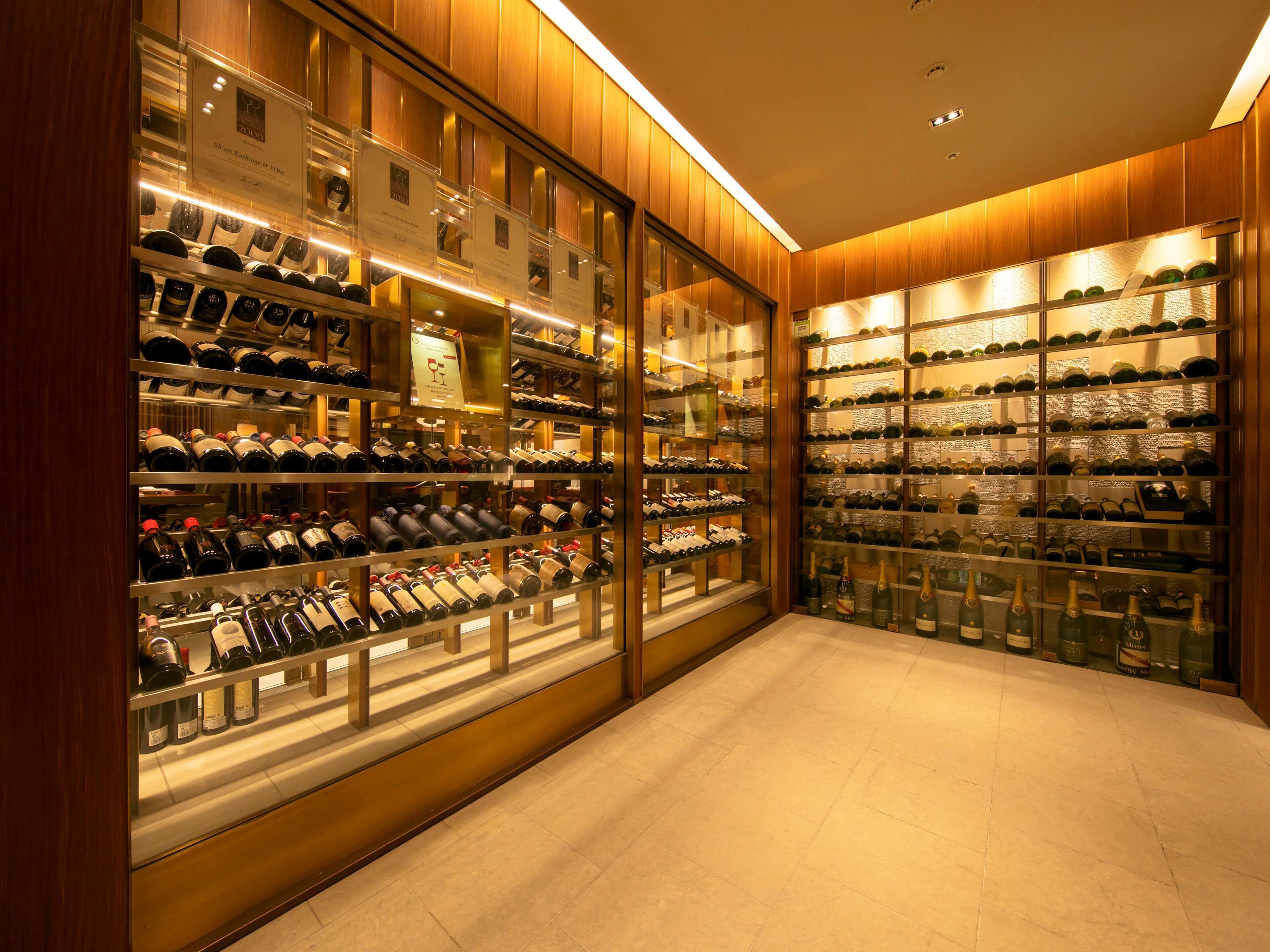 5 restaurants, breakfast, lunch, dinner served; international cuisine