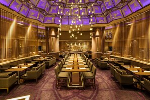 5 restaurants, breakfast, lunch, dinner served; international cuisine 