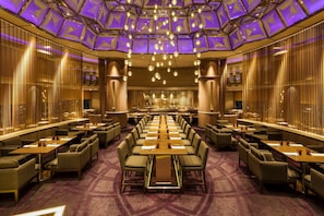 5 restaurants, breakfast, lunch, dinner served; international cuisine