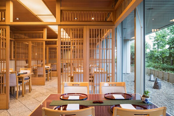 5 restaurants, servant le déjeuner et le dîner; cuisine internationale