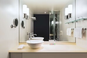 Eco-friendly toiletries, hair dryer, slippers, towels - Swissotel Nankai Osaka (Osaka)