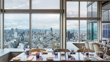 5 restaurants; breakfast, lunch, and dinner served