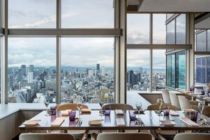5 restaurants; breakfast, lunch, and dinner served
