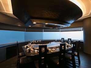 5 restaurants, breakfast, lunch, dinner served; international cuisine