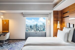 Down comforters, in-room safe, desk, blackout drapes