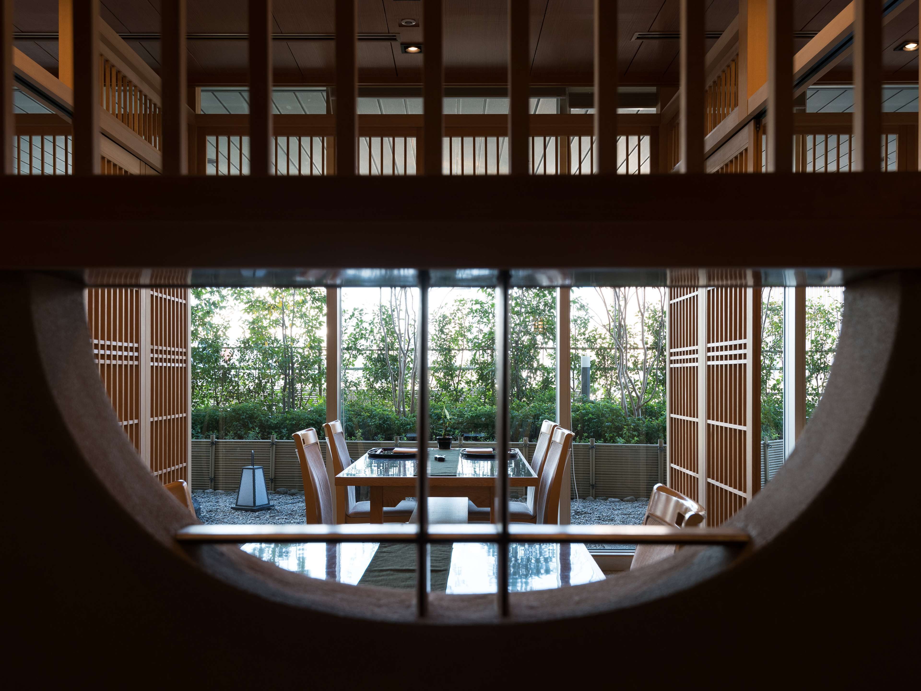 5 restaurantes; se sirve desayuno, almuerzo y cena; cocina internacional